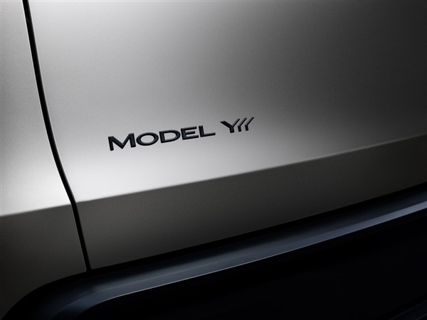 大六座来了！特斯拉Model Y L外观正式公布：预估售价40万 尾标亮了