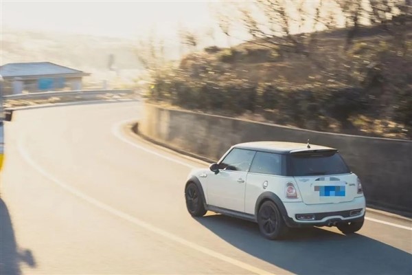 纯电MINI一上市 隔壁的Smart笑开了花
