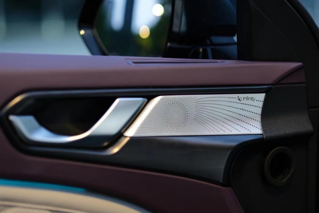 魏牌高端新能源市场布局再加码,拿铁DHT-PHEV 综合补贴后22.9万元起