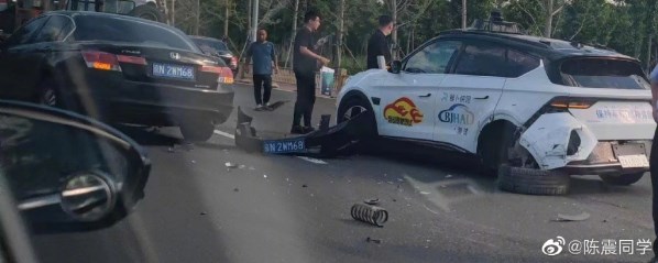 又一起！百度萝卜快跑无人车遭遇车祸 后轮直接脱落