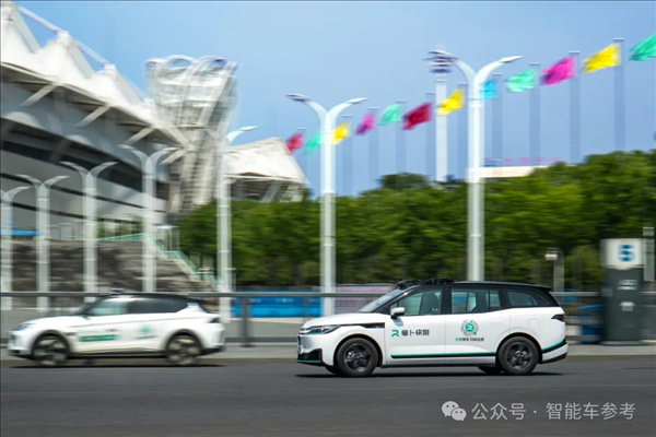 萝卜快跑出圈 武汉无人车折服歪果仁：像科幻电影