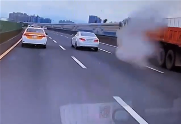 为何高速路上不要和大货车长时间并行 记录仪实拍：危险重重