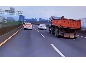 为何高速路上不要和大货车长时间并行 记录仪实拍：危险重重 封面图