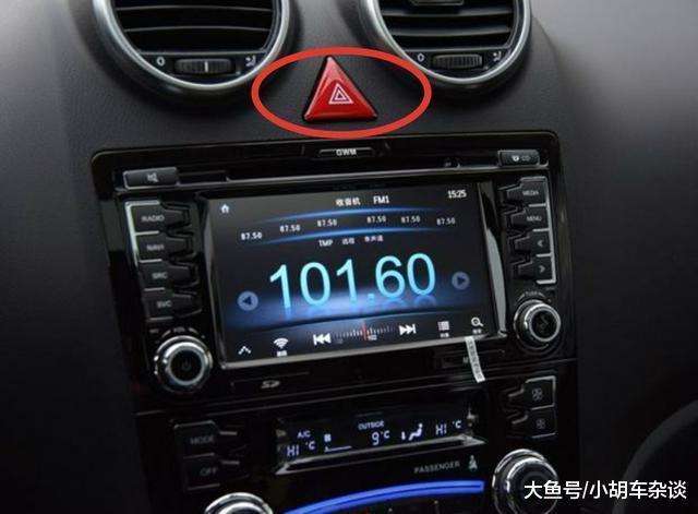 雨雪天开双闪灯的车主很无知, 这些人已经违法了!