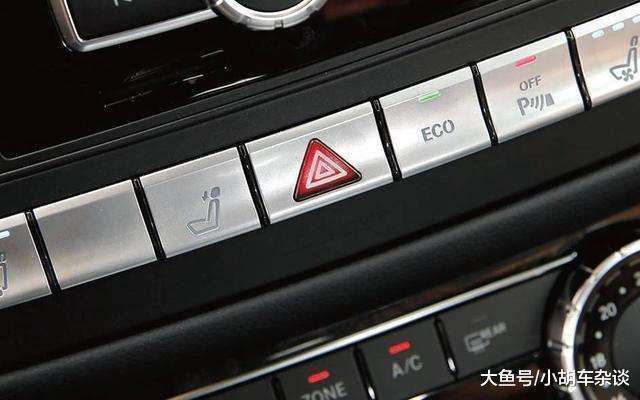 雨雪天开双闪灯的车主很无知, 这些人已经违法了!