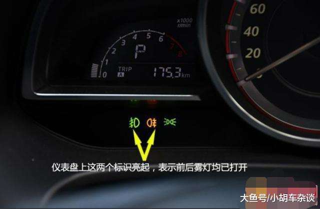 雨雪天开双闪灯的车主很无知, 这些人已经违法了!