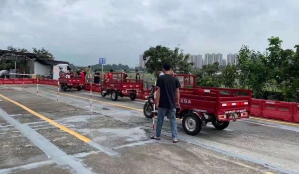 摩托车驾照怎么考 到驾校或车管所报名考取（共三科考试）