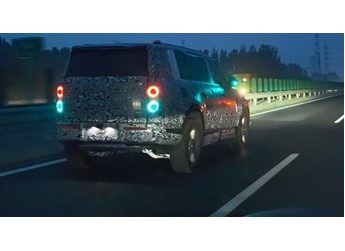 鸿蒙智行首款硬派SUV 享界G9实测:六盏小蓝灯全点亮
