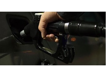 油价今晚再降！2025年第11跌落地 加满一箱少花2元 封面图