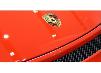 二手豪车3年打5折 年轻人盯上了：十几万就能开上保时捷