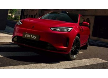 以安全筑牢出行底线，问界新M5 Ultra和特斯拉Model Y谁更懂消费者？ 封面图