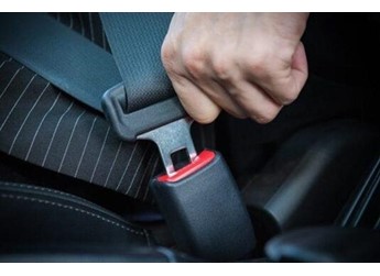 全国严查后排不系安全带新规今日实施：儿童必须用安全座椅，处罚标准公布