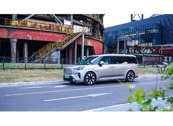 瑞典陆地公务舱  试驾纯电MPV沃尔沃EM90 封面图