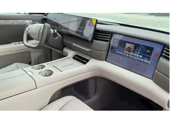 半幅方向盘+特殊造型副驾屏 新一代智己LS6内饰首曝：有油箱了！ 封面图