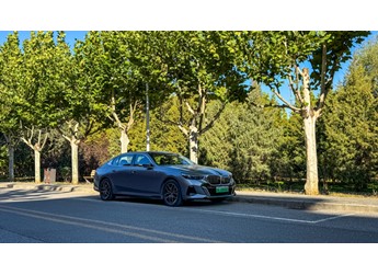 宝马DeepSeek上车 试驾宝马i5纯电轿车游宋庄艺术市集