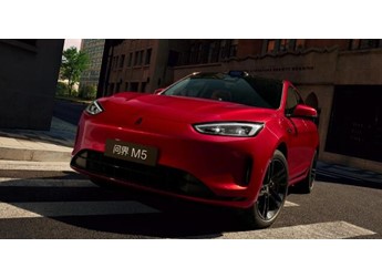 问界新M5 Ultra跃影红成都车展惊艳亮相，购车立享至高3.7万权益 封面图