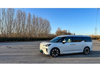 定格生活中的每一个旅程  试驾纯电MPV沃尔沃EM90 封面图