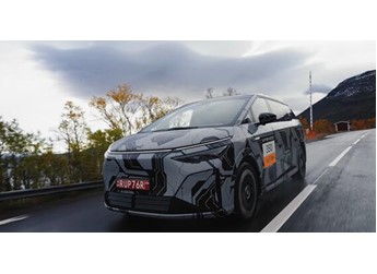 新款小鹏X9在北极冰雪路面100-0km/h急刹 稳稳刹住