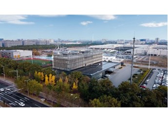 北京奔驰启动零碳综合创新示范项目,新质赋能打通低碳转型新通道 封面图