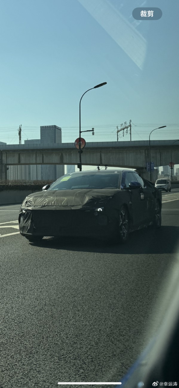 领克首款纯电车型E371谍照曝光 “实车很大 姿态不错”