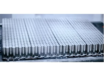 机构发布对比评估：部分特斯拉车型所用 LG 电池与松下电池存在寿命差异