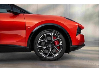 倍耐力为莲花跑车首款插电混动SUV For Me量身定制P Zero轮胎 封面图