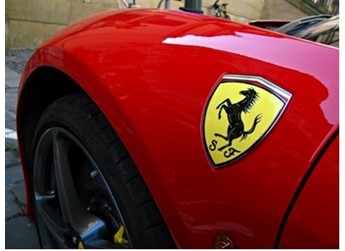 法拉利公布2023打假成绩单:销毁40多万山寨品 还有3辆汽车 封面图