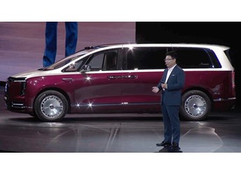 鸿蒙智行杀入百万级MPV市场！尊界V800/V680上市：顶配101.6万元 封面图