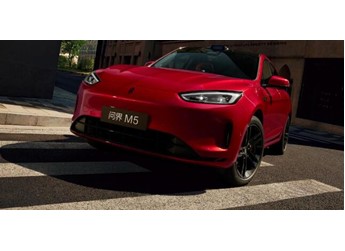 余承东首爆问界新M5 Ultra年度新色跃影红,高能量人生的必搭车色 封面图