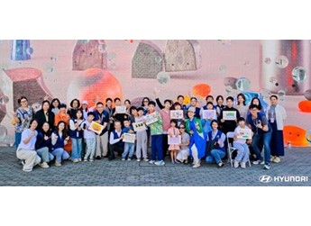 现代汽车“时光的绽放——助力脑瘫儿童康复公益画展”在京启幕 封面图