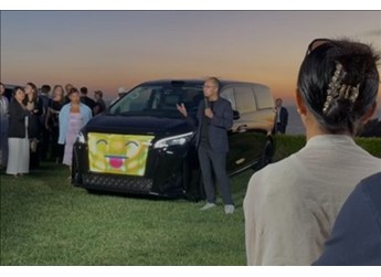 贾跃亭的法拉第MPV新车亮相 网友：这不就是长城高山在车头装了个乐视电视吗 封面图
