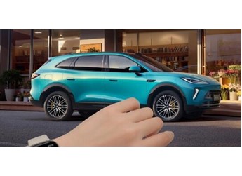 12.99万起的奇瑞风云T9L又整活!首批支持苹果手表车控:抬腕即可控车