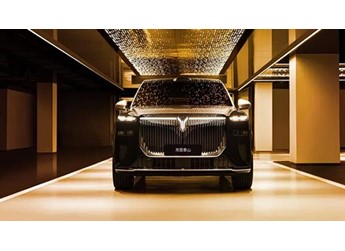 锁定45万元以上！岚图高管：大六座SUV就看泰山和问界M9