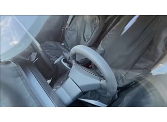 特斯拉新车型内饰首曝：取消玻璃天幕+后排屏 封面图