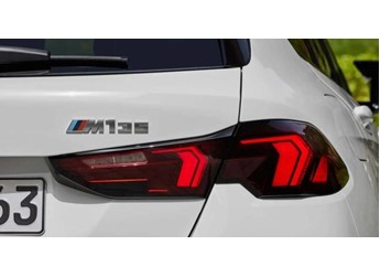 新款宝马1系亮相,车尾徽章设计引热议 封面图