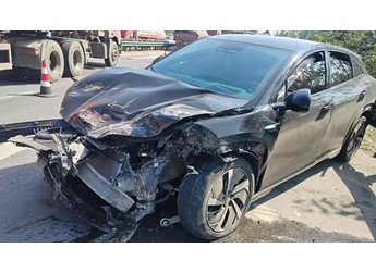 比亚迪海狮07撞翻大货车：自动降车窗 三人无碍 封面图