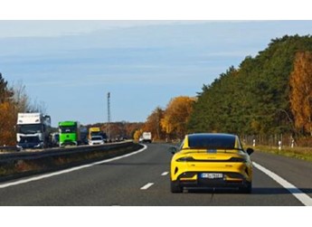 卢伟冰第一次在德国高速开小米SU7 Ultra 白色车牌简约大气 封面图