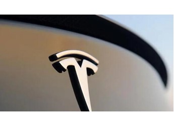 汽车大V批特斯拉转向拨杆收费:有点欺负人 这钱也赚? 封面图