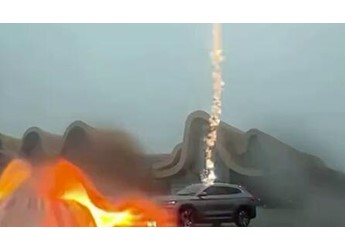 多地汽车遭雷击 央视科普雨天行车如何应对