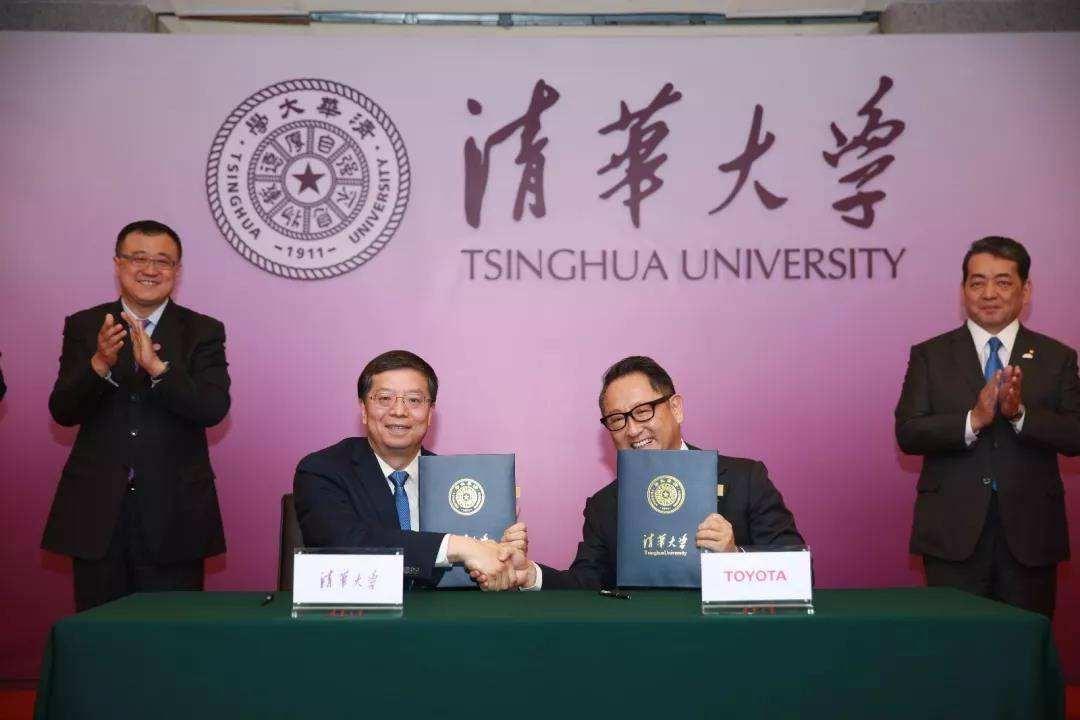 一群人站在台上 描述已自动生成
