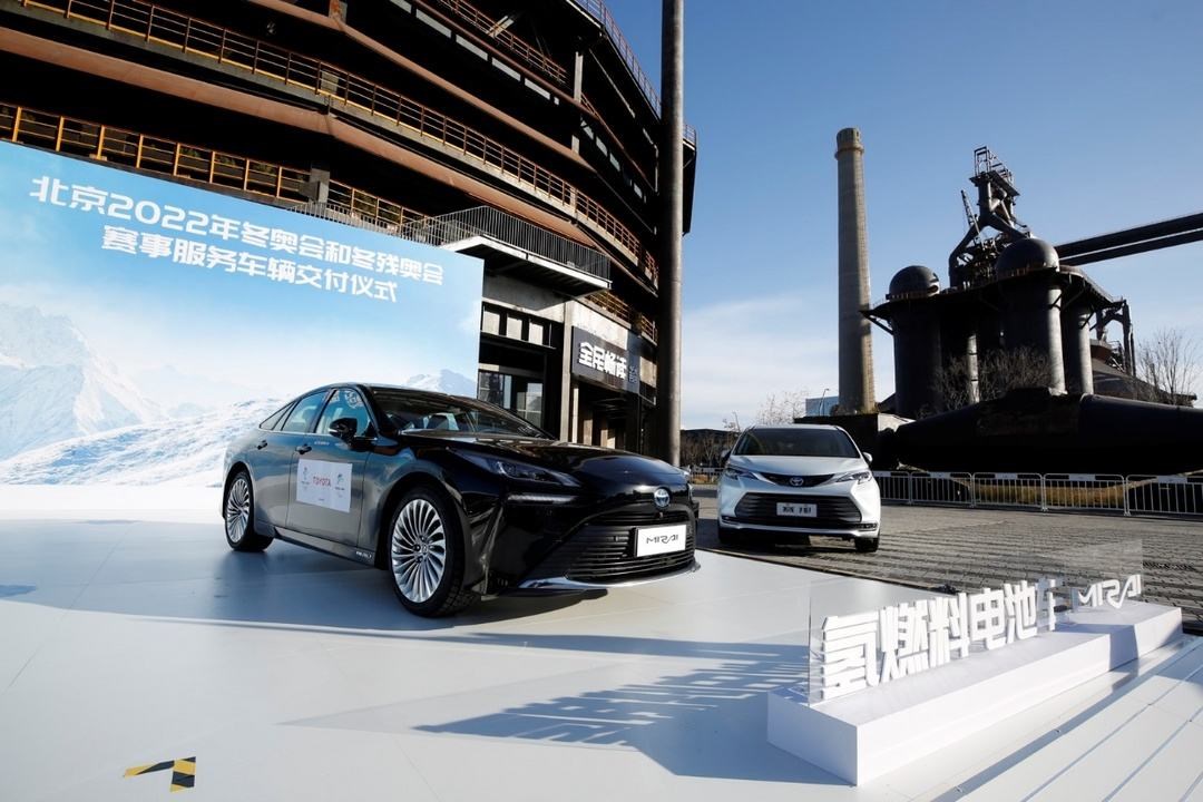 城市街道与高楼大厦的汽车 描述已自动生成