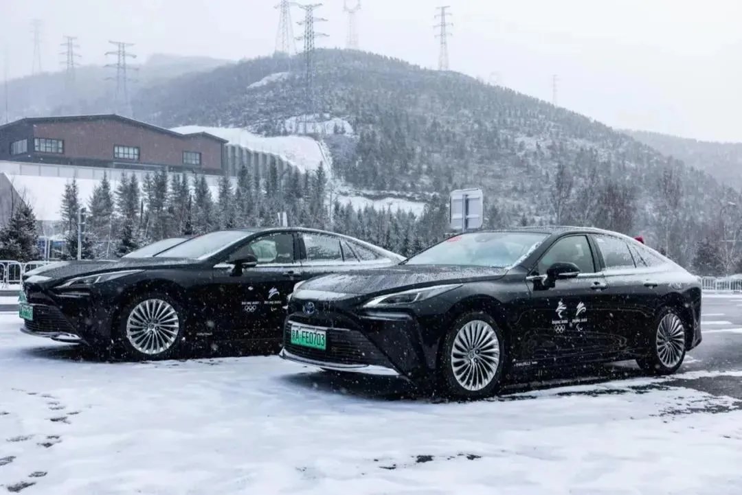 雪地中的汽车 描述已自动生成