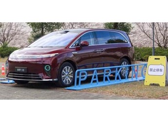 大车也很灵活：享界V8用±12°后轮转向重写MPV操控公式 封面图