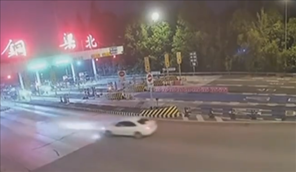 女子上高速后发现没油逆行去加油：罚款200元 记12分