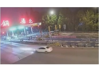 女子上高速后发现没油逆行去加油：罚款200元 记12分