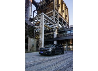 从容驭巅峰 途锐2022款 3.0TSI 锐尊版评测 封面图