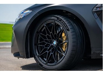 全新倍耐力 P ZERO首秀即登顶“TYRE REVIEWS”对比测试榜首 封面图