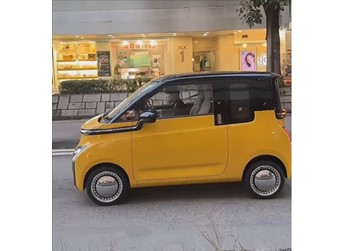 香港街头偶遇“剁椒鱼头”:开车的竟是王祖蓝 封面图