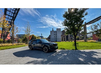 只做焦点 2025款宝马旗舰级混动SUV XM Label 封面图