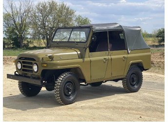 它是国产212,但能挂美国牌照,外观如新,车龄38年 封面图